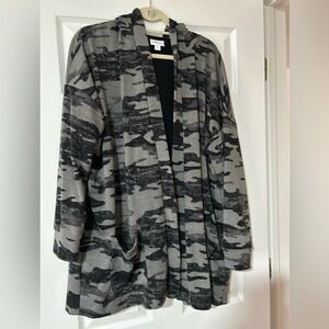 LuLaRoe Gray & Black Camouflage Open-Front 2x Mackenzie Cardigan
